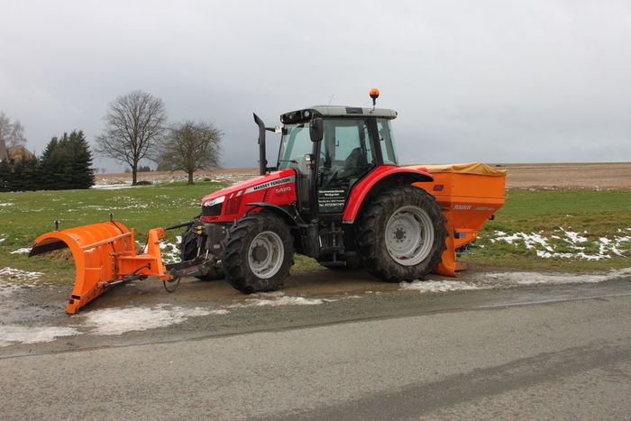 Traktor mit Winterdienstausrüstung